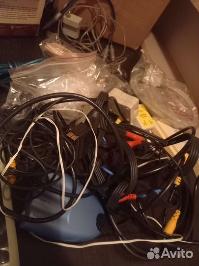 Коробка с электроникой и проводами