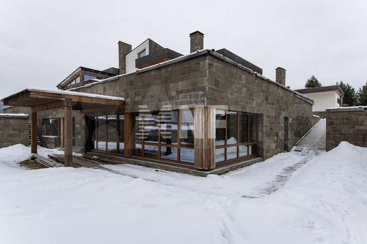 Дом 880 м² на участке 27 сот.