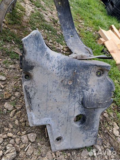 Подкрылок передний левый Mercedes W140