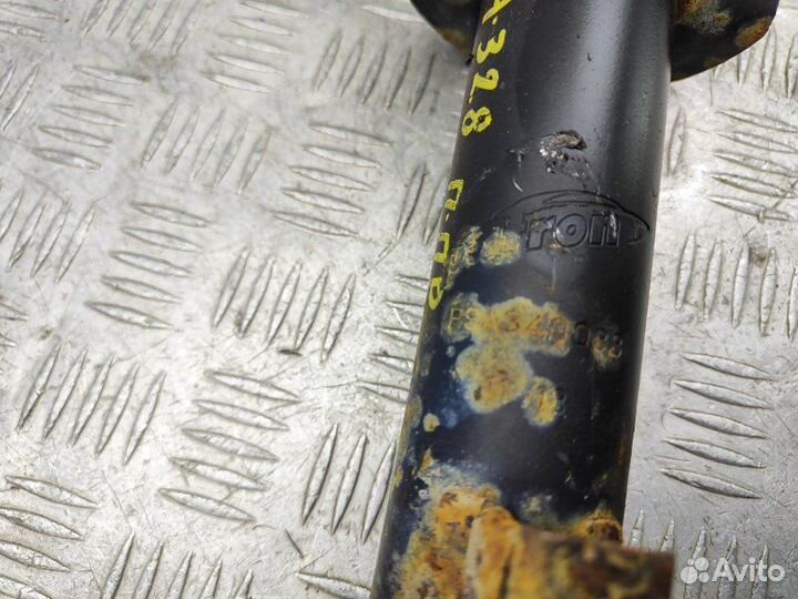 Амортизатор передний правый Mitsubishi L200 KB 2.5