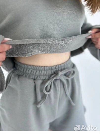 Трендовый костюм с шортами и свитшотом