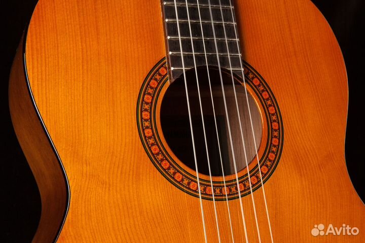 Классическая гитара (аксессуар в подарок)