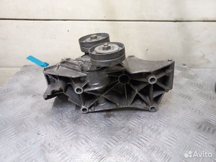 Кронштейн генератора Volkswagen Bora 1.6 MPI