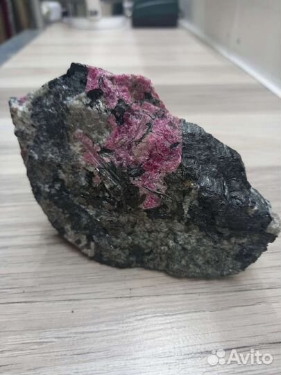 Эвдиалит (Лопарская кровь), очень красивый