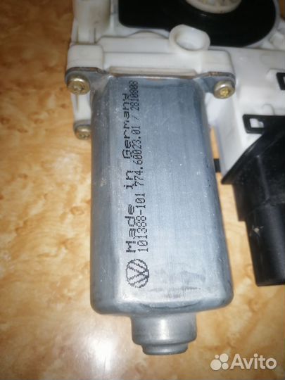 Моторчик стеклоподъемника задний правый гольф 4