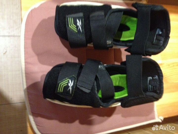 Продам хоккейные локтиsr/M,свитер