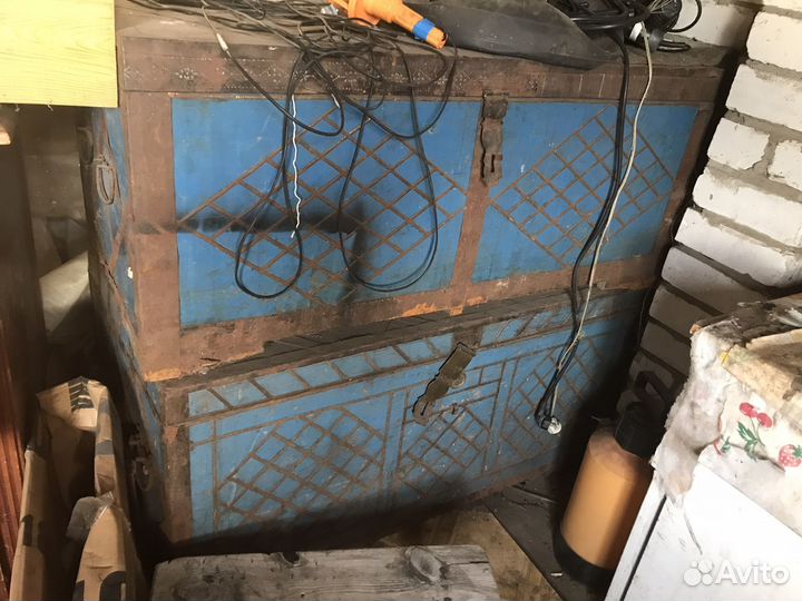 Сундук старинный