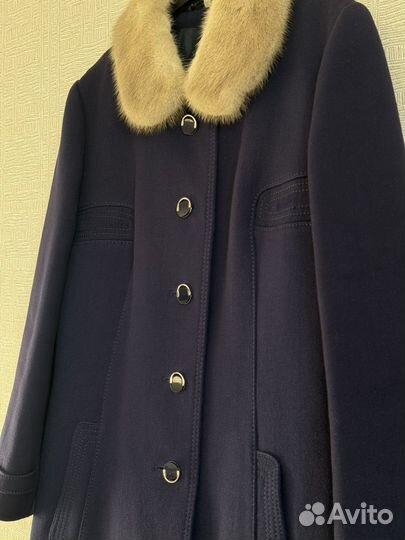 Пальто шерстяное с меховым воротником