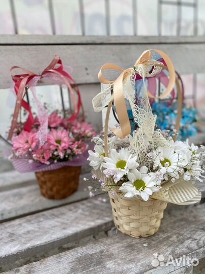 Корзина композиция с цветами ромашки