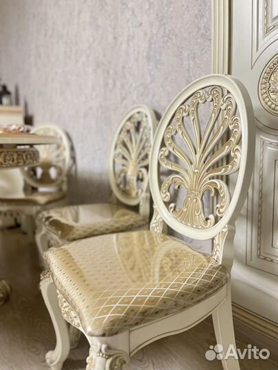 Стол и стулья