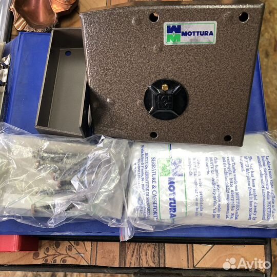 Замок дверной накладной