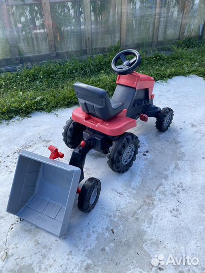 Детский трактор с педалями и прицепом