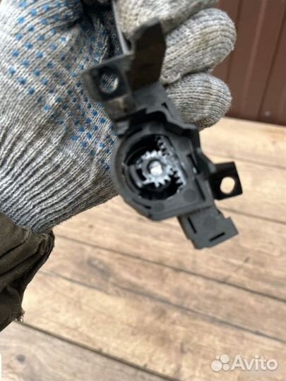 Трос замка двери передний левый Audi A8 D3 3.2