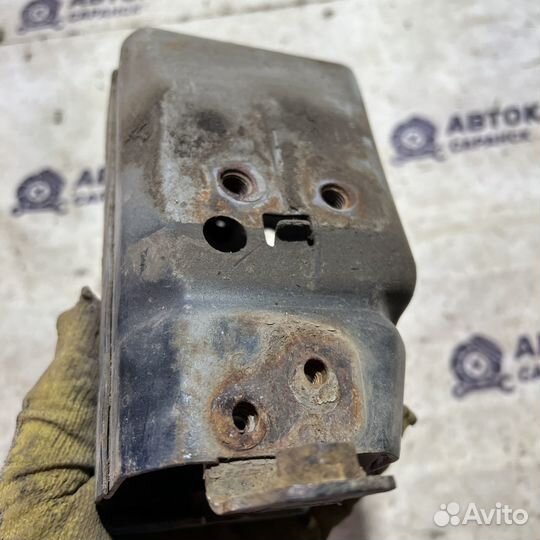 Кронштейн переднего бампера Nissan Primera P11