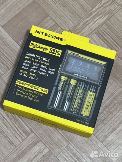 Зарядное устройство nitecore D4