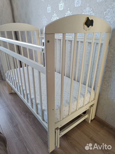 Детская кроватка с маятником и матрасом