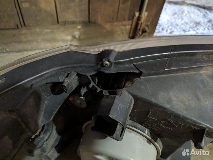 Фара на Nissan Serena 2007 (C25)