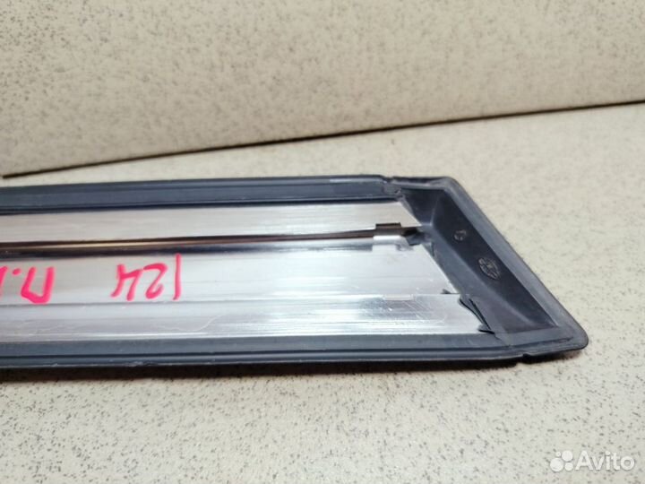 Молдинг крыла передний правый верх Mercedes w124