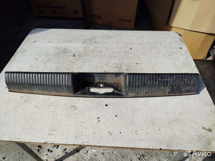 Накладка замка багажника Ford Focus 1 седан