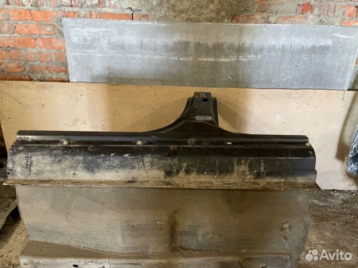 Стойка средняя левая Nissan Primera P12 хэтчбек