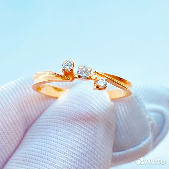 Кольцо с синтетическим камнем Золото