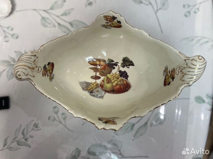 Ваза для фруктов на ножке