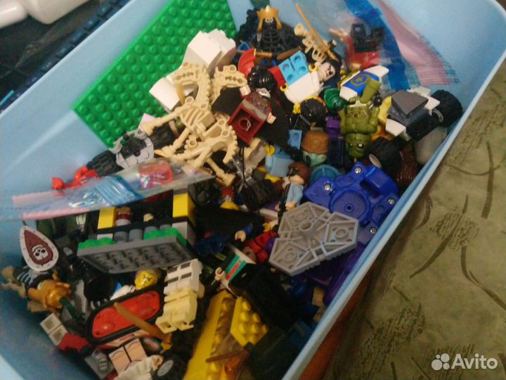 Lego коробка, много минифигурки деталей построек