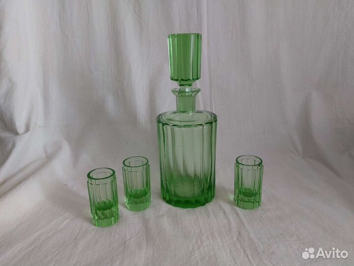 Графин зелёный с рюмками