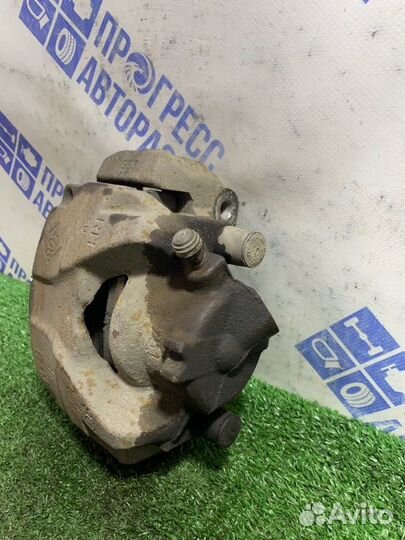 Суппорт передний правый Renault Fluence седан 1.6