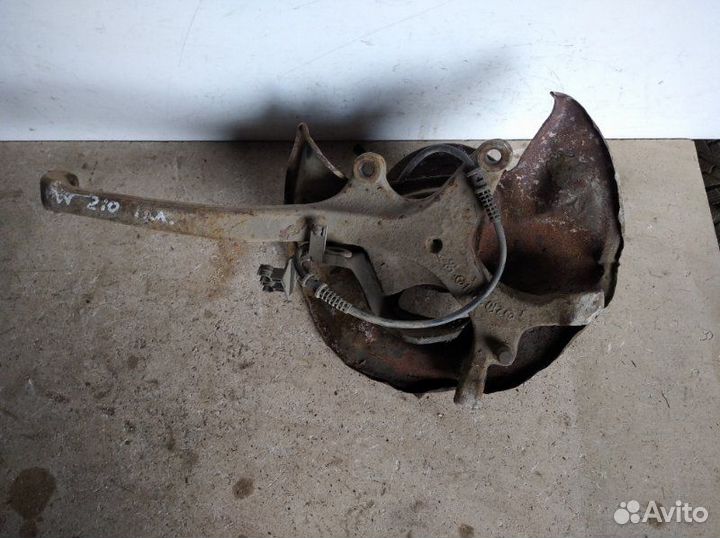 Кулак поворотный передний левый Mercedes Benz W210