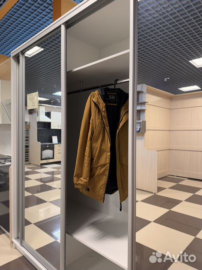 Вместительный шкаф купе 2,4 м. Зеркало С выставки