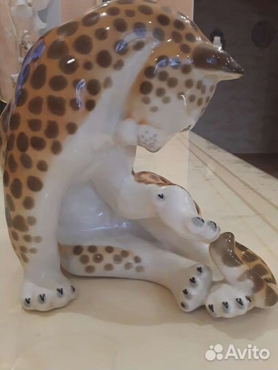 Фарфоровая статуэтка