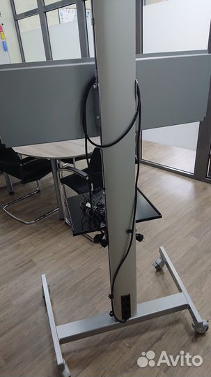 Тумба под телевизор на колёсах