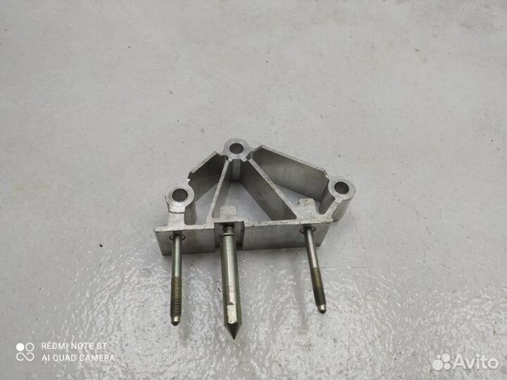 Кронштейн передний левый Skoda Octavia A5