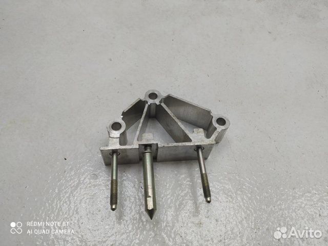 Кронштейн передний левый Skoda Octavia A5