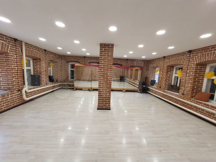 Здание в центре с землей и парковкой