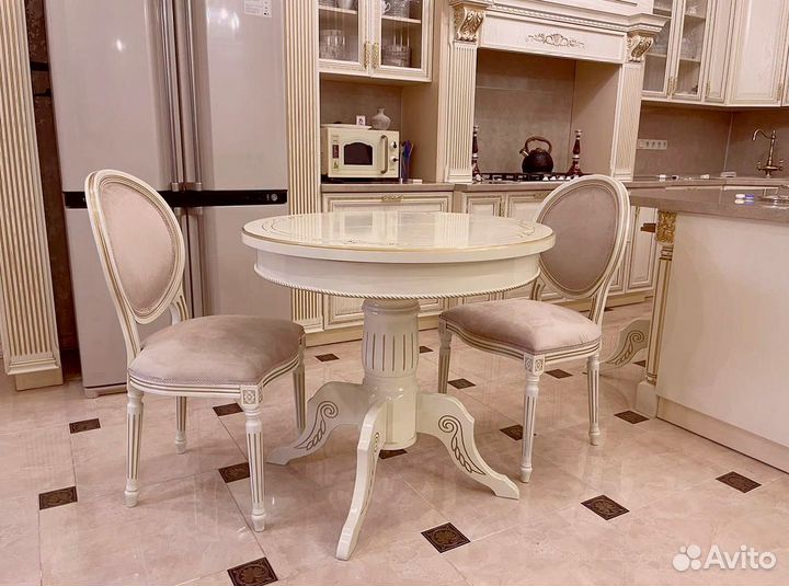Стол и стулья в гостиную. В наличии