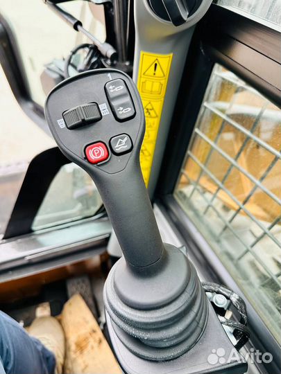 Мини-погрузчик CASE SV300B, 2022