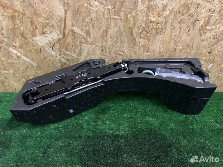 Вольво XC40 ящик с инструментами в сборе домкрат