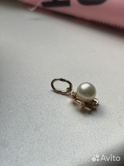 Золотая подвеска с жемчугом