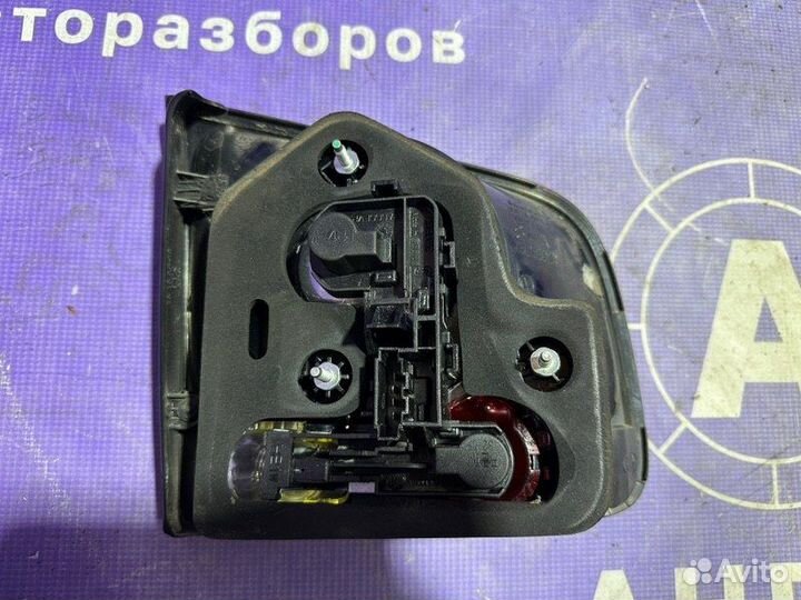 Фонарь в крышку багажника правый Volkswagen