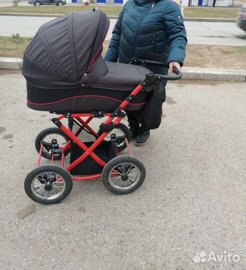 Прогулочная коляска с надувными колесами