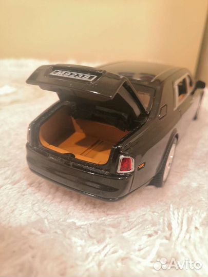 Модель XLG Rolls — Royce Phantom 1:24