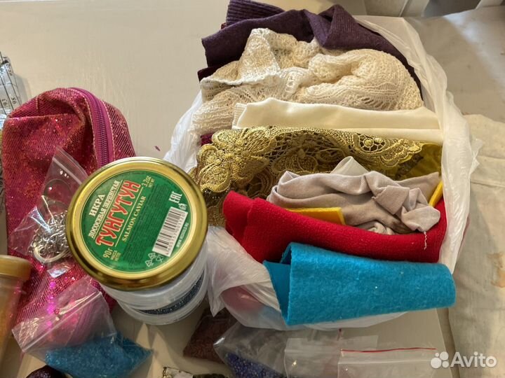 Для рукоделия бисер, пайетки,нашивки,ленты