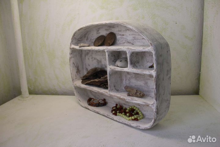 Полка для сувениров, камней, артефактов