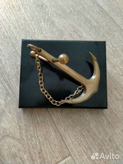 Кавказский рог и якорь на подставке