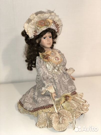Кукла фарфоровая