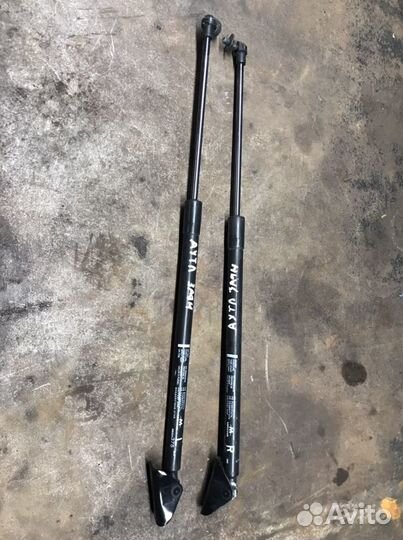 Амортизатор багажника mitsubishi outlander 3