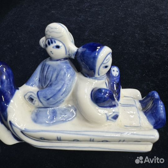 Статуэтка гжель семья на санях фарфор СССР