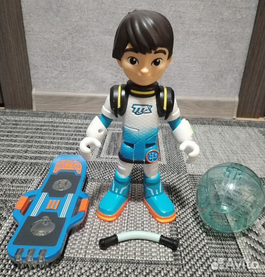 Робот Бэймакс и Майлз с другой планеты